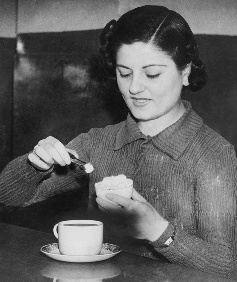https://www.gettyimages.com/detail/news-photo/woman-using-sugar-tongs-to-add-a-lump-of-sugar-to-her-tea-5-news-photo/1360191648