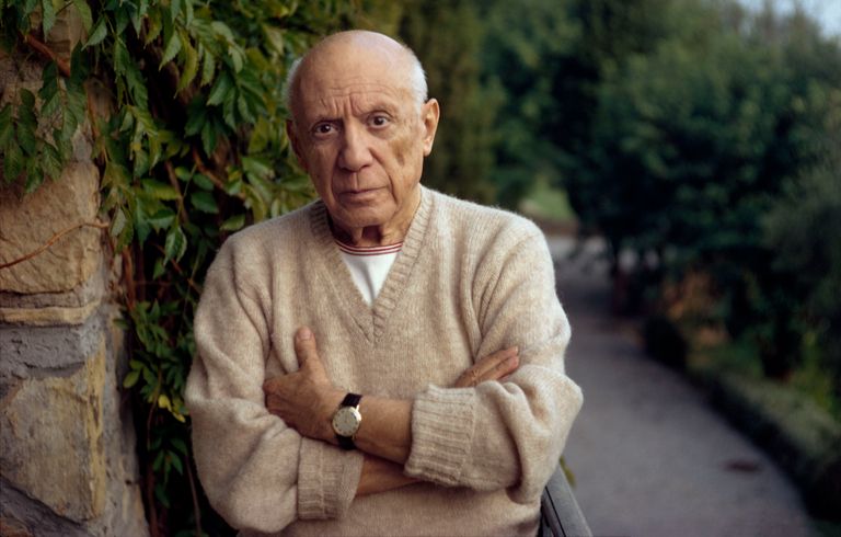 https://www.gettyimages.com/detail/news-photo/pablo-picasso-standing-by-a-green-fern-with-folded-arms-news-photo/1152457573
