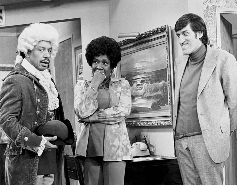 https://www.gettyimages.co.uk/detail/news-photo/isabel-sanford-as-louise-inspects-an-oddly-dressed-sherman-news-photo/515417306?adppopup=true