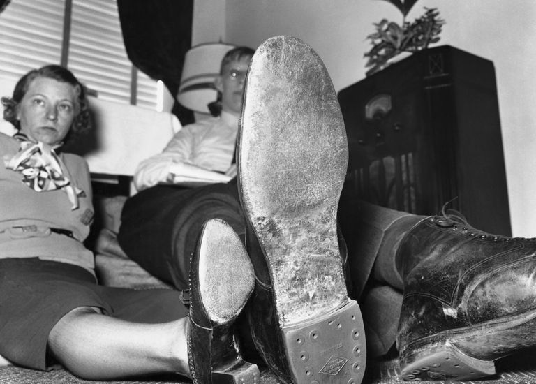 https://www.gettyimages.com/detail/news-photo/robert-wadlow-is-shown-comparing-his-feet-with-lora-petty-news-photo/515174338