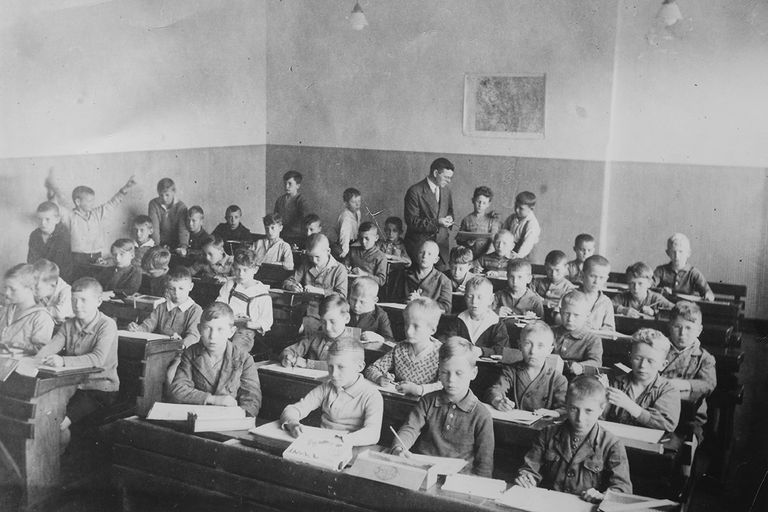 https://www.gettyimages.com/detail/news-photo/school-class-klassemzimmer-in-a-primary-school-in-1920-news-photo/1288020928