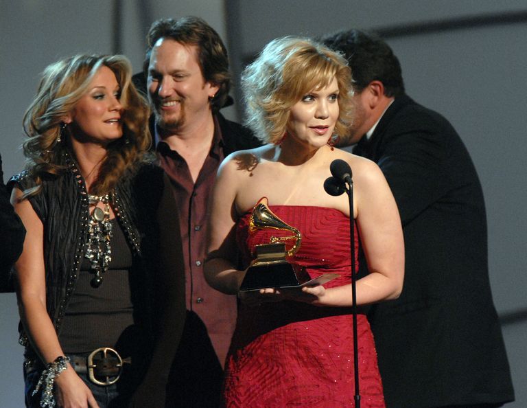 https://www.gettyimages.co.uk/detail/news-photo/country-singer-alison-krauss-accepts-award-with-jerry-news-photo/1454911638?adppopup=true