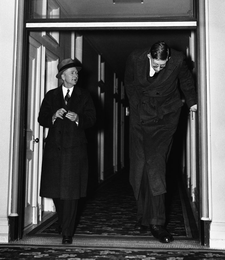 https://www.gettyimages.com/detail/news-photo/robert-wadlow-is-shown-leaving-a-hotel-with-his-father-news-photo/515169602
