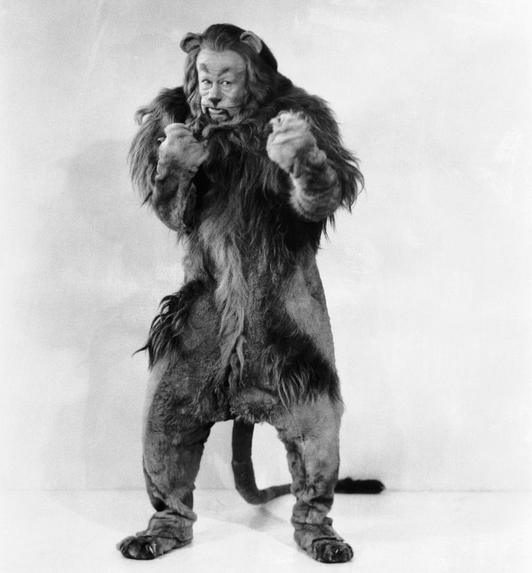 https://www.gettyimages.com/detail/news-photo/actor-bert-lahr-wears-the-costume-for-his-role-as-the-news-photo/517262486