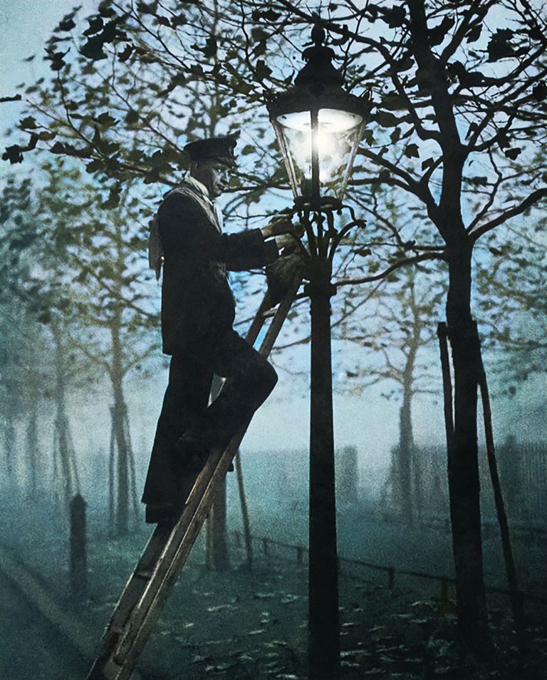 https://www.gettyimages.com/detail/news-photo/lamp-lighter-relighting-a-gas-lamp-in-the-fog-on-november-news-photo/107712441