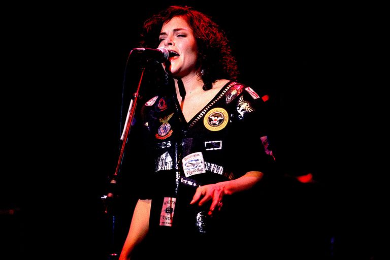 https://www.gettyimages.co.uk/detail/news-photo/view-of-singer-roseanne-cash-performing-chicago-illinois-news-photo/175625459?adppopup=true