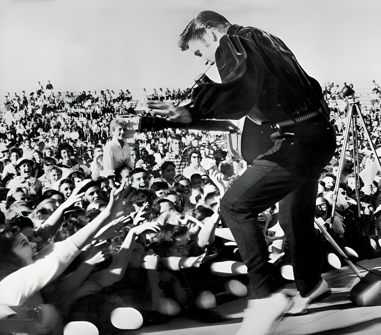 https://www.gettyimages.co.uk/detail/news-photo/rock-and-roll-singer-elvis-presley-performs-outside-to-news-photo/74290998