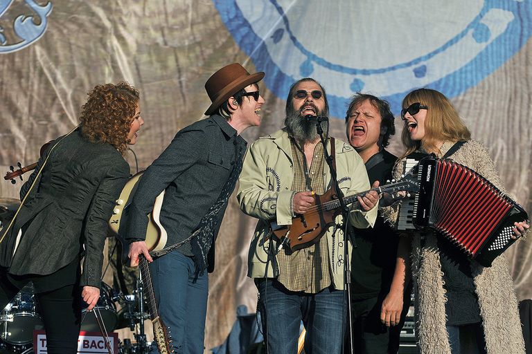 https://www.gettyimages.co.uk/detail/news-photo/steve-earle-and-the-dukes-and-dutchess-performing-at-the-news-photo/129639194?adppopup=true