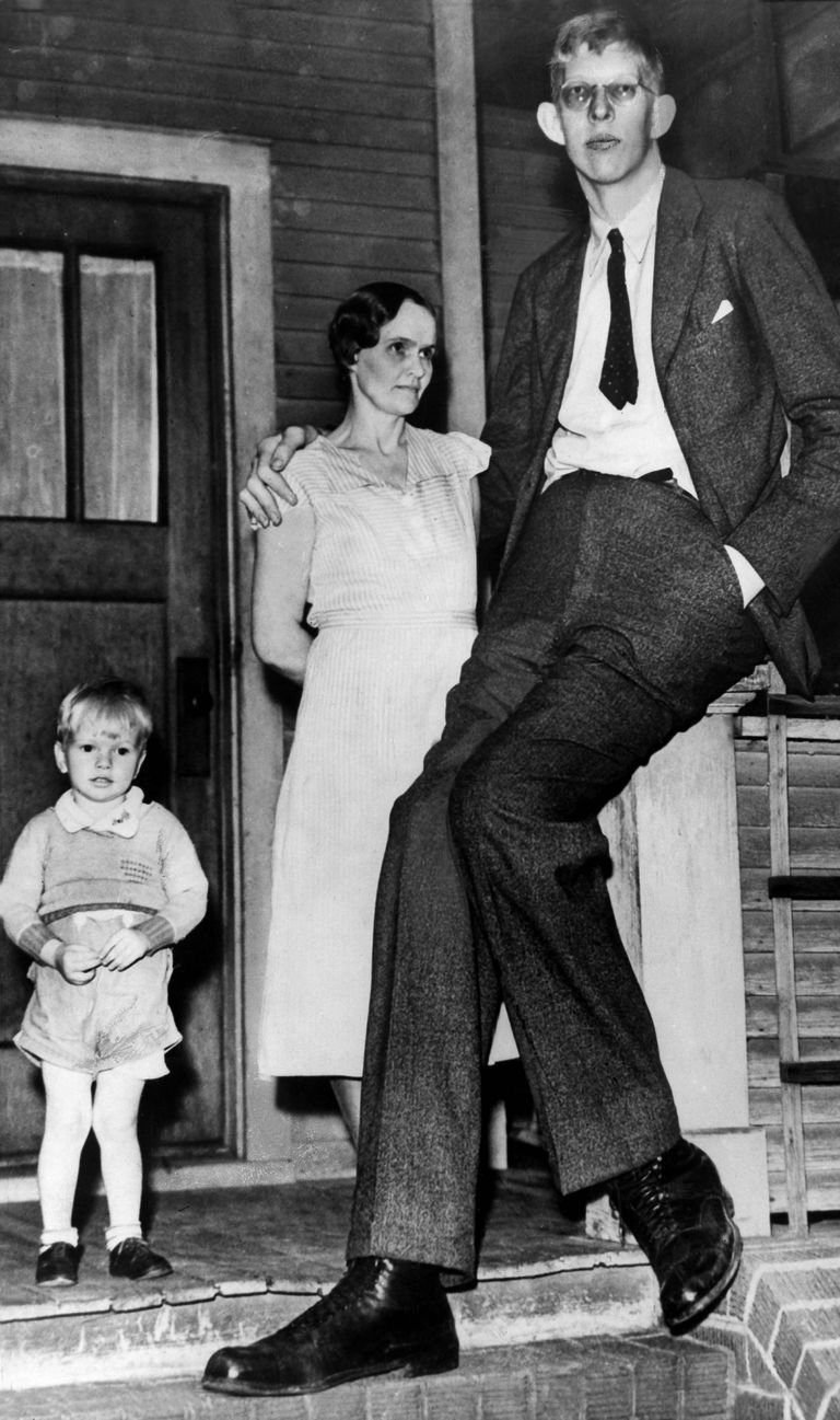 https://www.gettyimages.com/detail/news-photo/robert-wadlow-2-80-m-tall-illinois-usa-with-his-mother-und-news-photo/542902753
