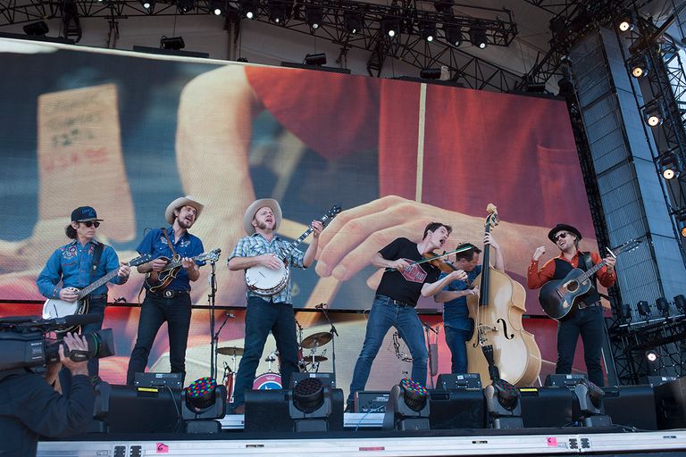 https://www.gettyimages.co.uk/detail/news-photo/old-crow-medicine-show-performing-at-farm-aid-at-the-first-news-photo/592288439?adppopup=true