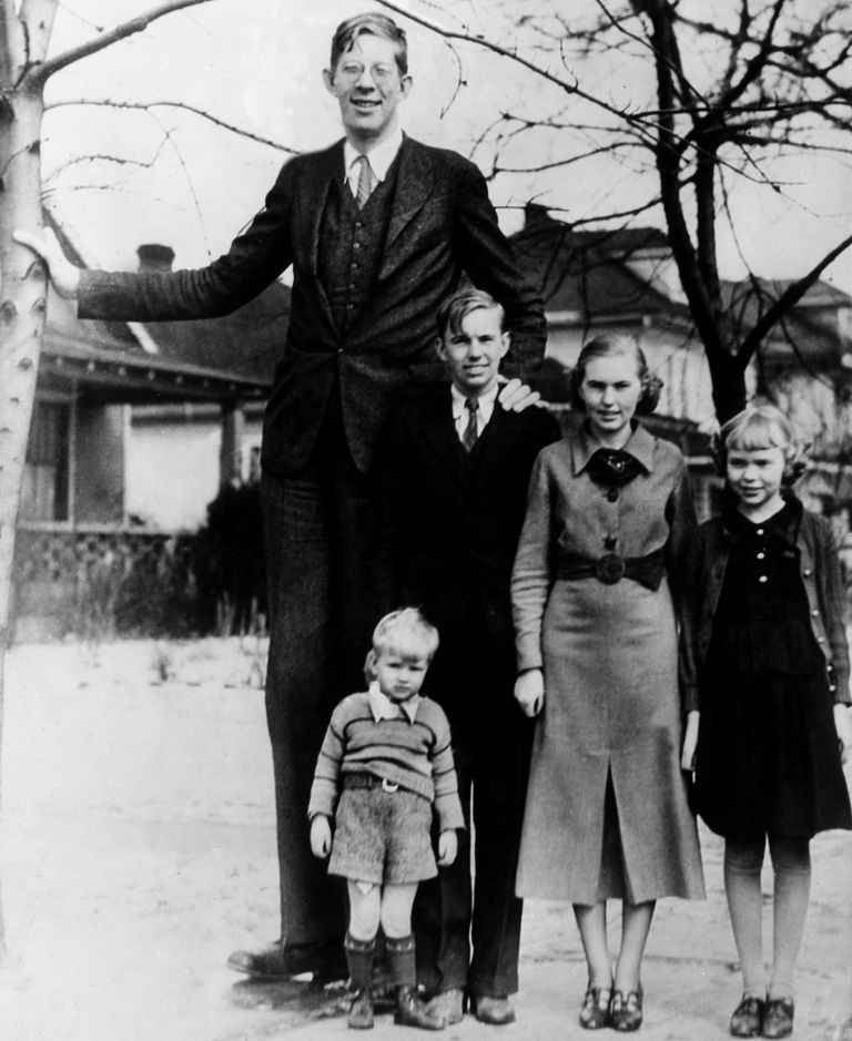 https://www.gettyimages.com/detail/news-photo/robert-wadlow-2-80-m-tall-illinois-usa-with-his-brothers-news-photo/542897167
