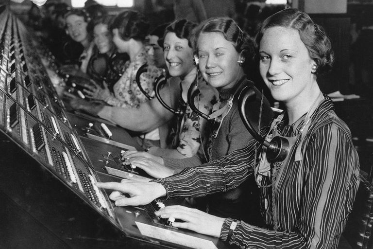 https://www.gettyimages.com/detail/news-photo/female-telephone-operators-sitting-in-a-line-at-the-news-photo/1438672359