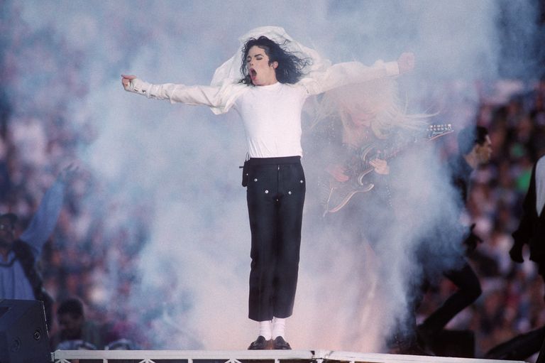 https://www.gettyimages.co.uk/detail/news-photo/michael-jackson-performs-at-the-super-bowl-xxvii-halftime-news-photo/95476311