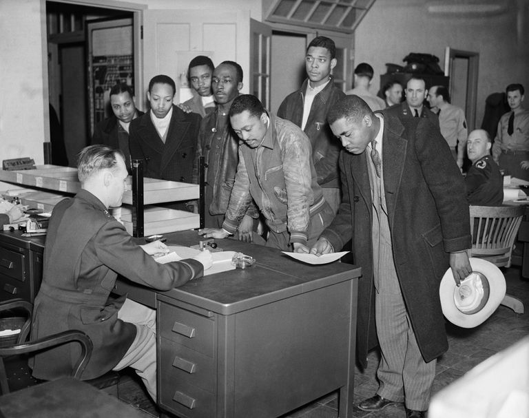 https://www.gettyimages.co.uk/detail/news-photo/group-of-african-american-men-enlist-in-the-united-states-news-photo/514697310