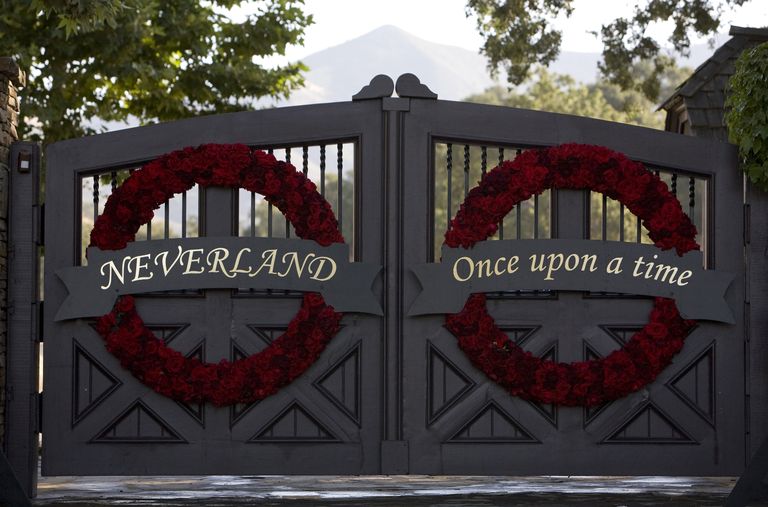 https://www.gettyimages.co.uk/detail/news-photo/the-gates-to-singer-michael-jacksons-neverland-ranch-have-news-photo/89446155