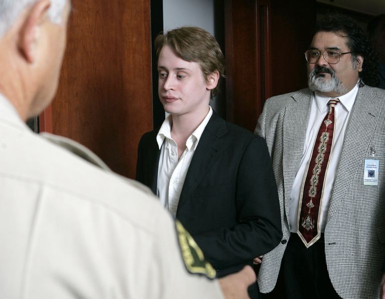 https://www.gettyimages.co.uk/detail/news-photo/actor-macaulay-culkin-leaves-on-a-recess-escorted-by-news-photo/52798959