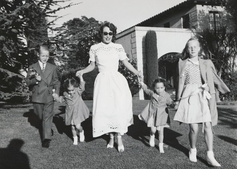 https://www.gettyimages.com/detail/news-photo/joan-crawford-and-four-children-christopher-cathy-cynthia-news-photo/517479144