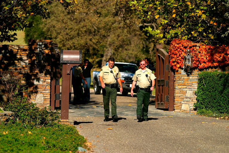 https://www.gettyimages.co.uk/detail/news-photo/police-are-seen-at-michael-jacksons-neverland-ranch-on-news-photo/2742789