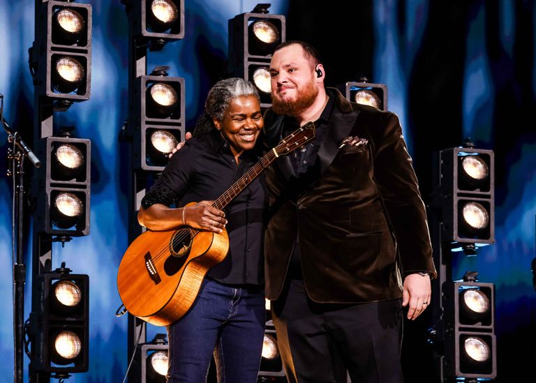 https://www.gettyimages.com/detail/news-photo/tracy-chapman-and-luke-combs-perform-onstage-during-the-news-photo/1986785827
