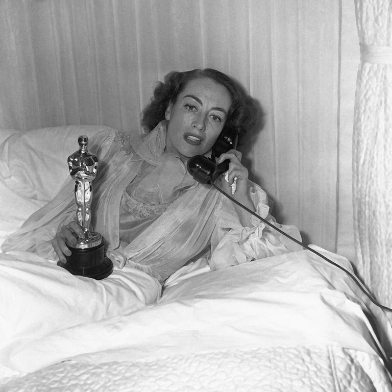 https://www.gettyimages.com/detail/news-photo/joan-crawford-holding-academy-award-oscar-statue-for-her-news-photo/1435828860