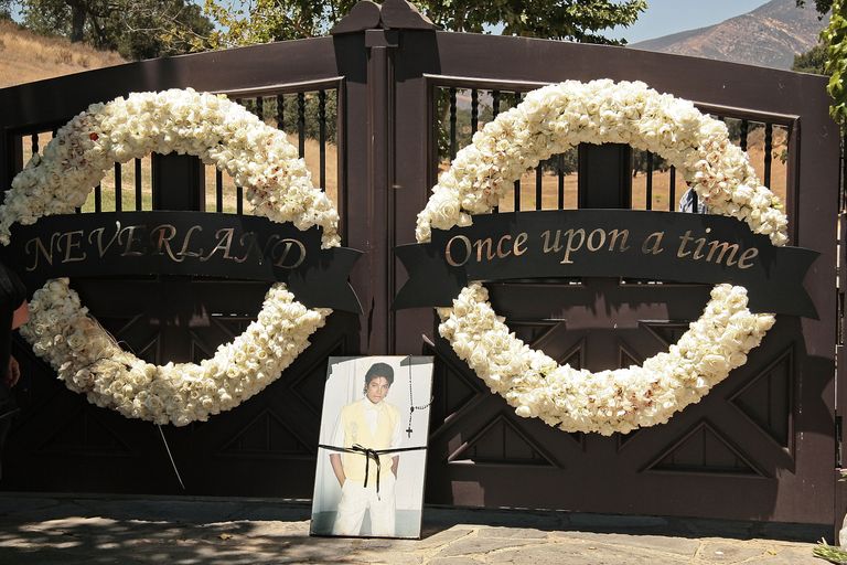 https://www.gettyimages.co.uk/detail/news-photo/wreaths-hanges-on-the-entrance-at-michael-jacksons-news-photo/88740844