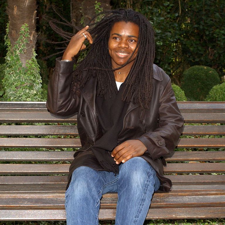 https://www.gettyimages.com/detail/news-photo/singer-tracy-chapman-gestures-as-she-attends-the-spanish-news-photo/1598948