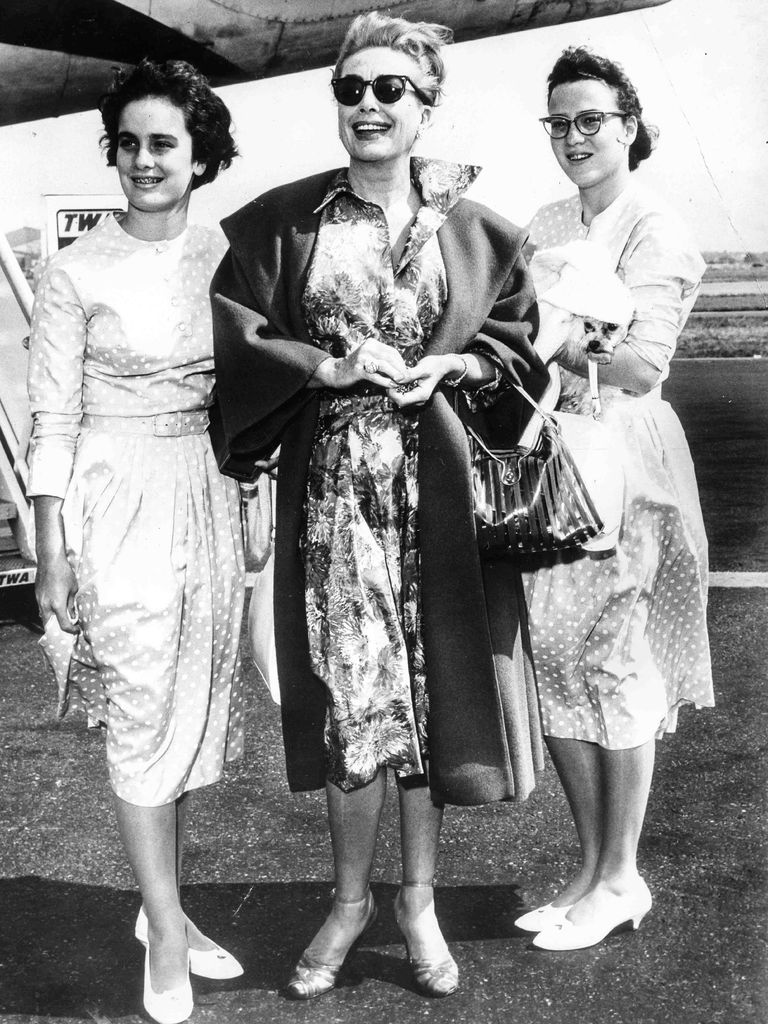 https://www.gettyimages.com/detail/news-photo/joan-crawford-with-daughters-cathy-and-cindy-idlewild-news-photo/1487117398