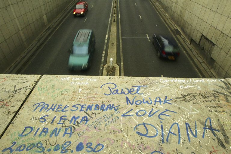 https://www.gettyimages.com/detail/news-photo/messages-are-seen-above-the-entrance-to-the-tunnel-where-news-photo/2845758