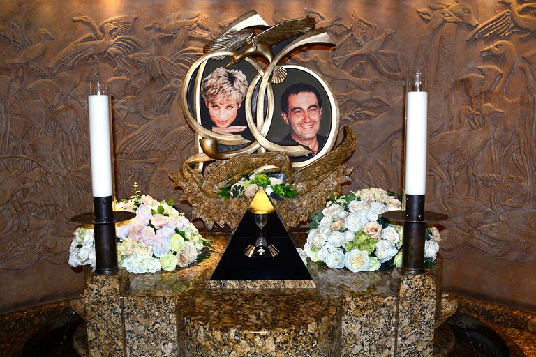 https://www.gettyimages.com/detail/news-photo/memorial-to-princess-diana-and-dodi-fayed-is-an-attraction-news-photo/893608612