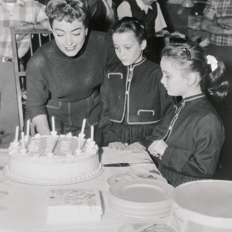 https://www.gettyimages.com/detail/news-photo/screen-actress-joan-crawford-joins-the-fun-at-a-birthday-news-photo/514900140