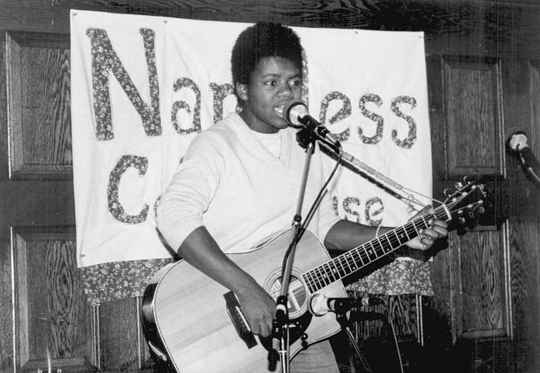 https://www.gettyimages.com/detail/news-photo/folk-singer-tracy-chapman-performs-in-the-mid-eighties-news-photo/139048217