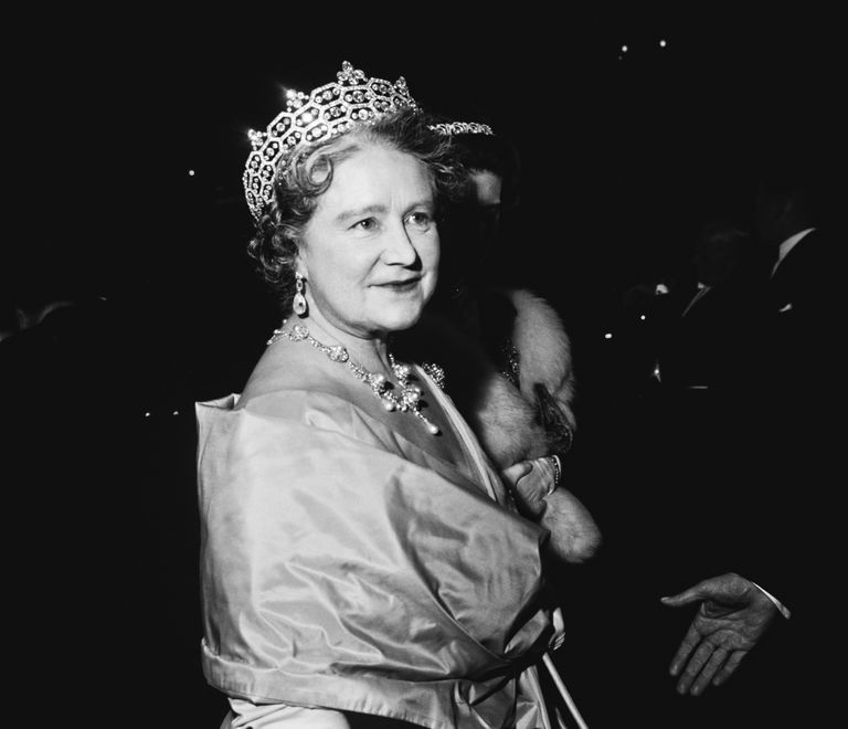 https://www.gettyimages.com/detail/news-photo/queen-elizabeth-the-queen-mother-uk-19th-november-1964-news-photo/497295923