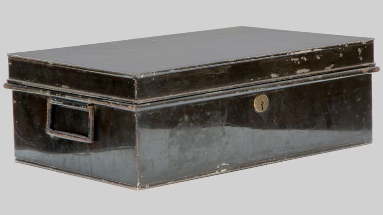 https://www.gettyimages.com/detail/photo/old-metal-box-royalty-free-image/91621996?phrase=Black+Tin+Trunk