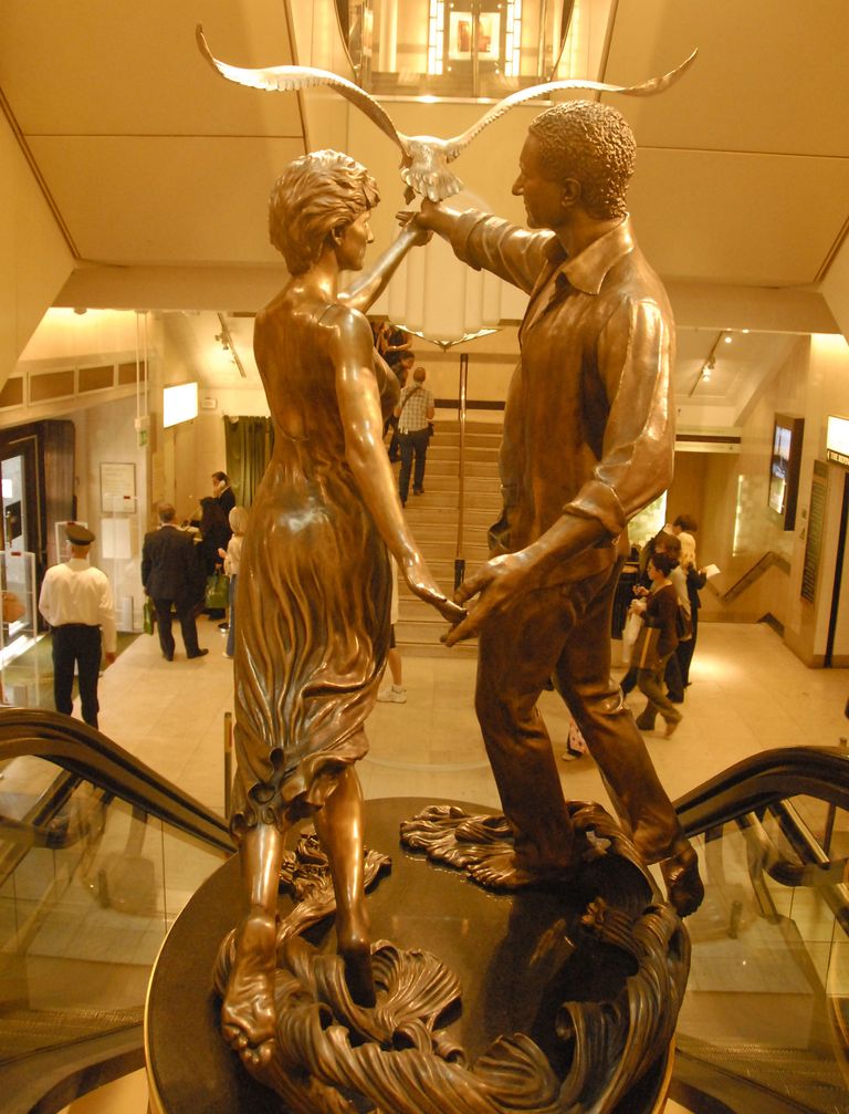 https://www.gettyimages.com/detail/news-photo/atmosphere-view-of-princess-diana-and-dodi-al-fayed-statue-news-photo/102973994