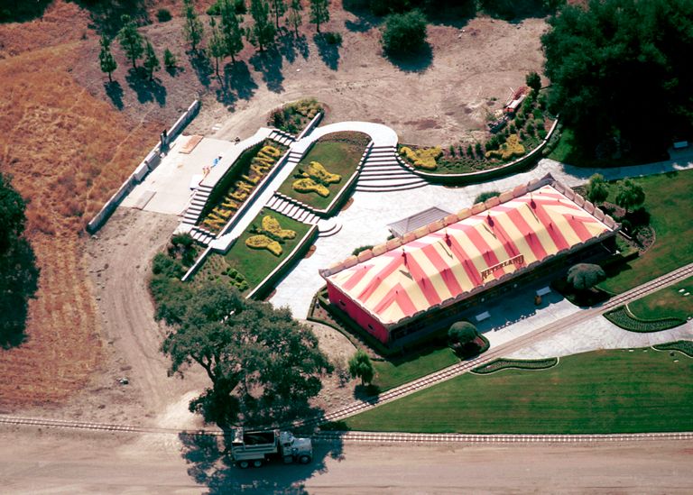 https://www.gettyimages.co.uk/detail/news-photo/an-aerial-view-of-singer-michael-jacksons-neverland-them-news-photo/1326629