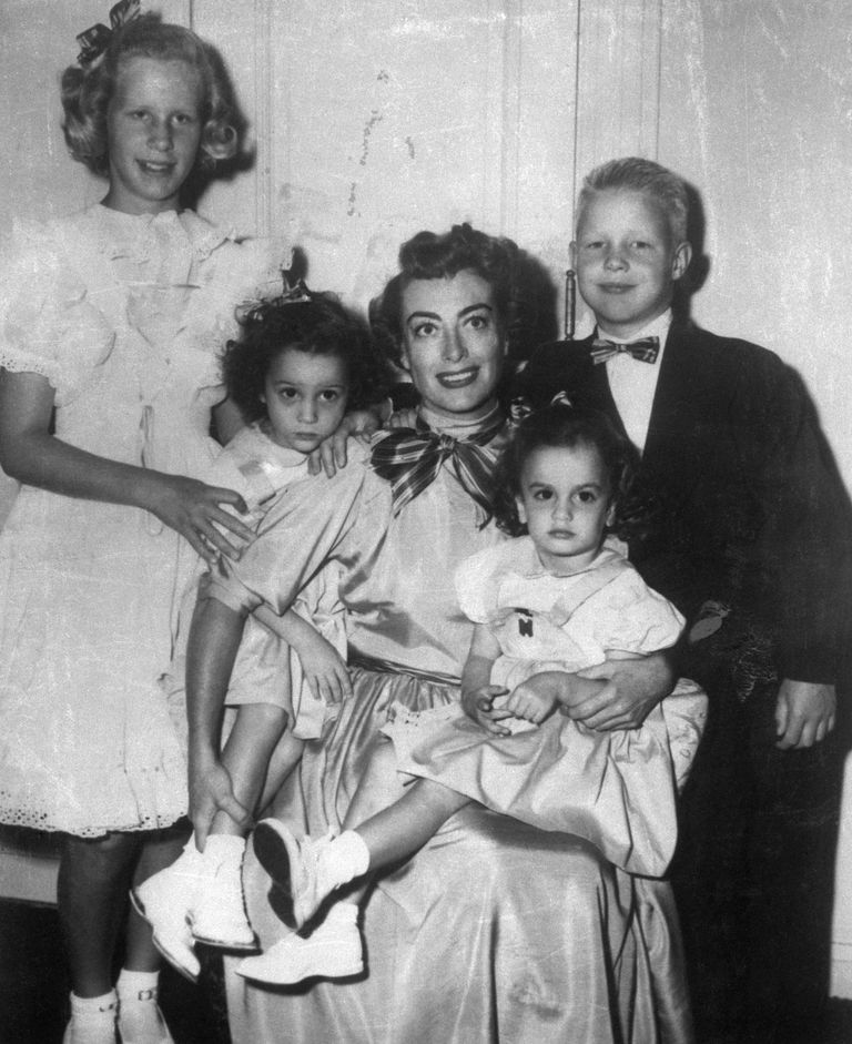 https://www.gettyimages.com/detail/news-photo/hollywood-ca-screen-star-joan-crawford-gathers-her-children-news-photo/515246762