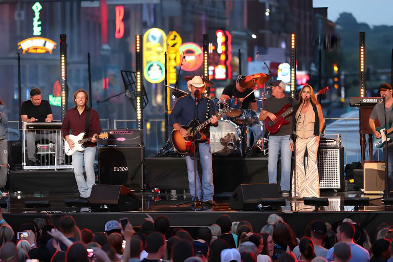 https://www.gettyimages.co.uk/detail/news-photo/toby-keith-performs-at-the-2019-cmt-music-awards-at-news-photo/1153962500