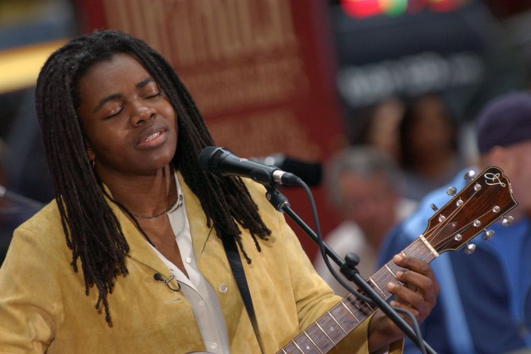 https://www.gettyimages.com/detail/news-photo/musician-tracy-chapman-performs-on-stage-during-make-a-news-photo/55775942