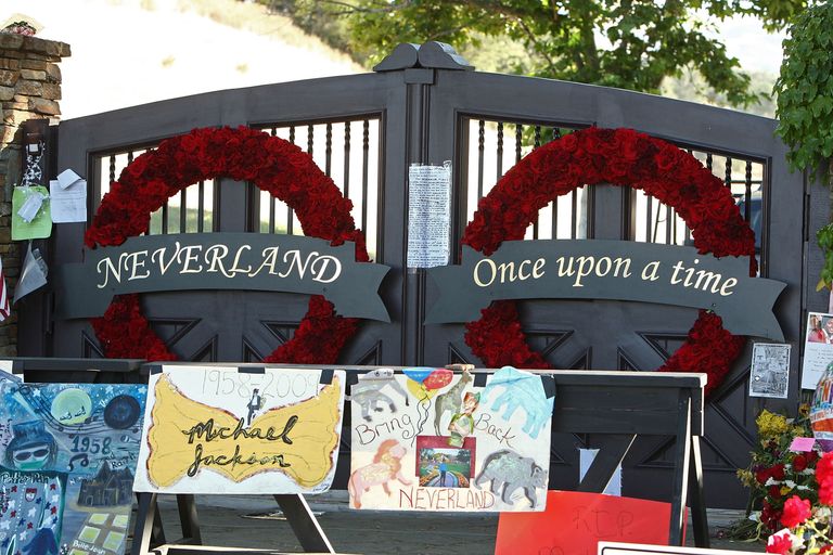 https://www.gettyimages.co.uk/detail/news-photo/general-view-of-the-front-gate-at-neverland-ranch-on-july-8-news-photo/88904920