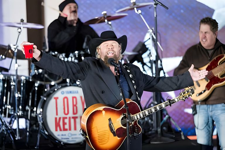 https://www.gettyimages.co.uk/detail/news-photo/country-singer-toby-keith-performs-for-us-president-elect-news-photo/632124388