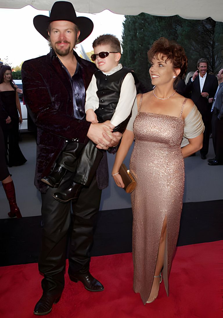 https://www.gettyimages.co.uk/detail/news-photo/toby-keith-with-wife-tricia-and-their-son-arrive-for-the-news-photo/2221594