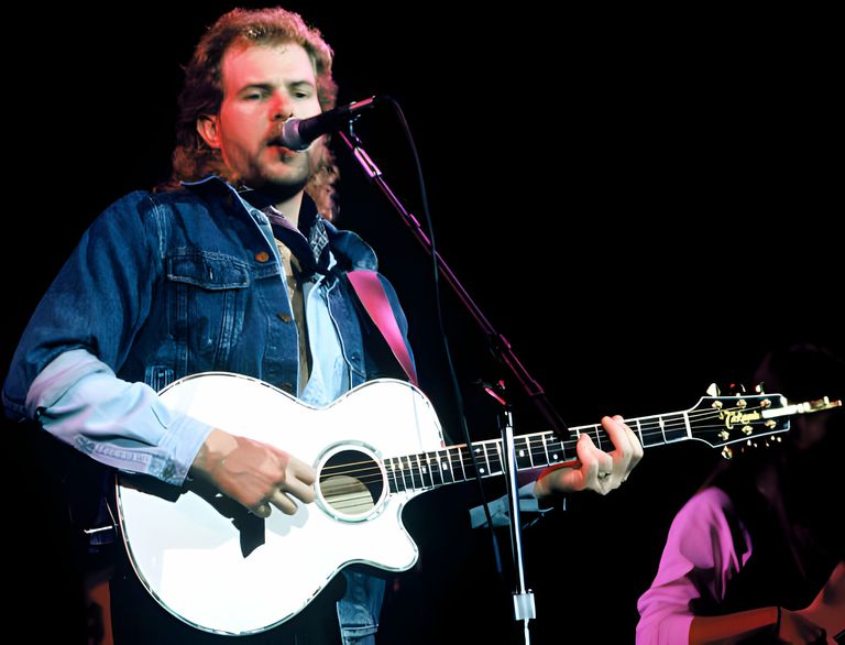https://www.gettyimages.co.uk/detail/news-photo/toby-keith-performs-at-shoreline-amphitheatre-on-october-14-news-photo/52969530