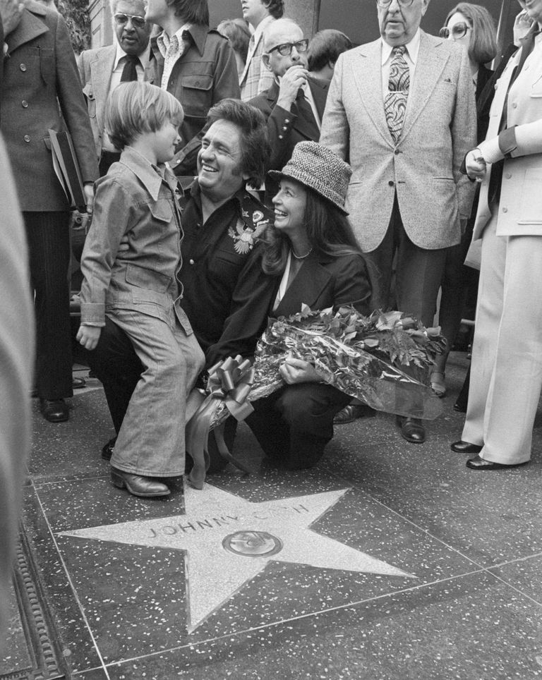 https://www.gettyimages.com/detail/news-photo/hollywood-ca-the-king-of-country-music-johnny-cash-gets-a-news-photo/515301434