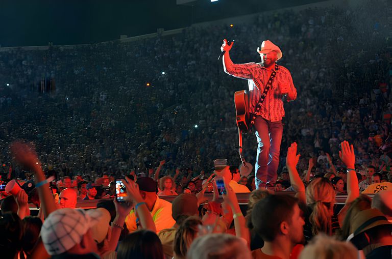 https://www.gettyimages.co.uk/detail/news-photo/musician-toby-keith-performs-during-the-oklahoma-twister-news-photo/173092768