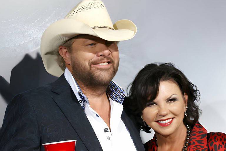 https://www.gettyimages.co.uk/detail/news-photo/toby-keith-and-tricia-lucus-attend-the-warner-bros-pictures-news-photo/1080586406