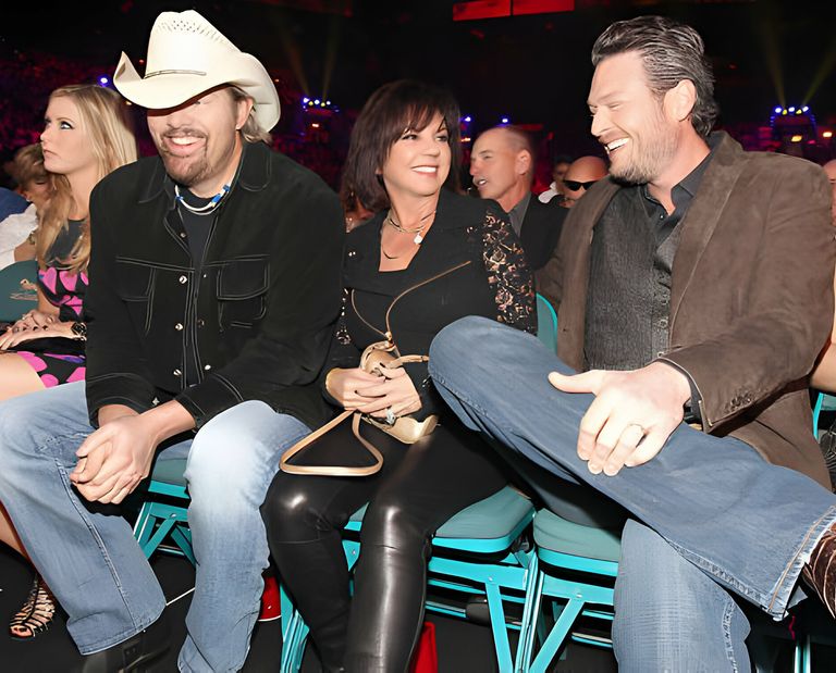 https://www.gettyimages.co.uk/detail/news-photo/musicians-toby-keith-tricia-covel-blake-shelton-and-miranda-news-photo/135006501