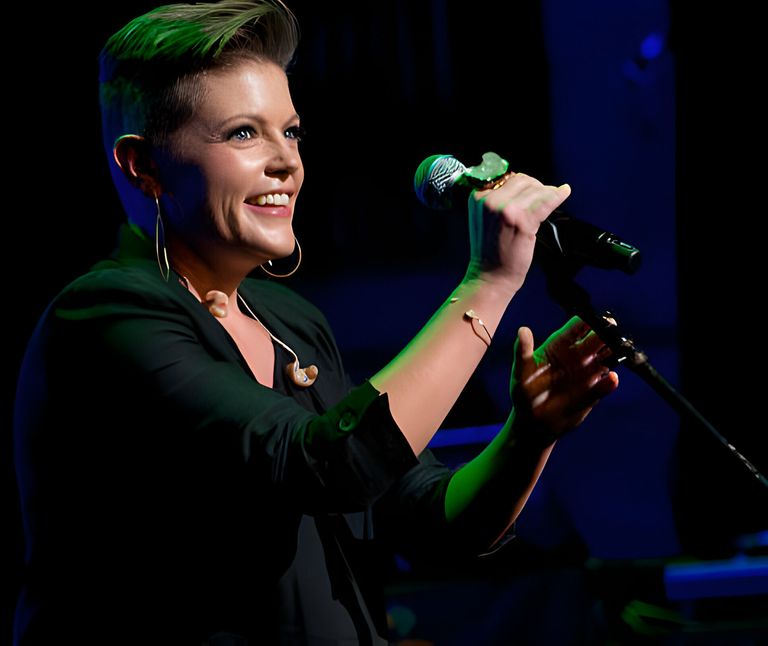 https://www.gettyimages.co.uk/detail/news-photo/natalie-maines-performs-during-the-4th-annual-home-for-the-news-photo/460090168