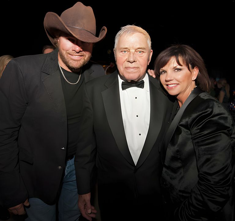 https://www.gettyimages.co.uk/detail/news-photo/toby-keith-tom-t-hall-and-tricia-keith-attend-60th-annual-news-photo/155048650