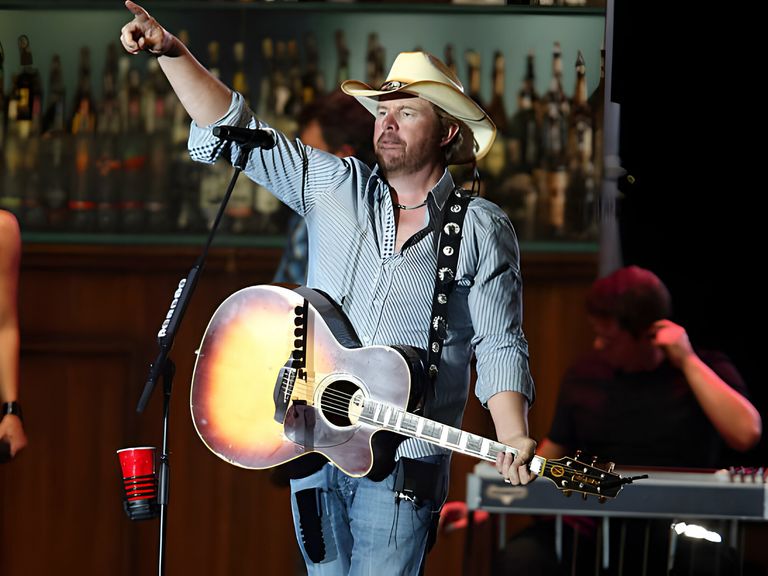 https://www.gettyimages.co.uk/detail/news-photo/musician-toby-keith-performs-onstage-at-day-1-of-the-2013-news-photo/167633716
