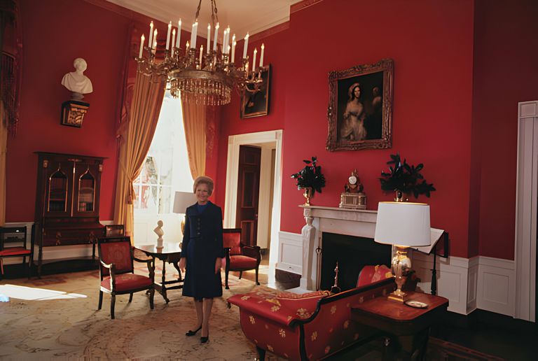 https://www.gettyimages.co.uk/detail/news-photo/first-lady-pat-nixon-unveils-the-newly-decorated-red-room-news-photo/515399252